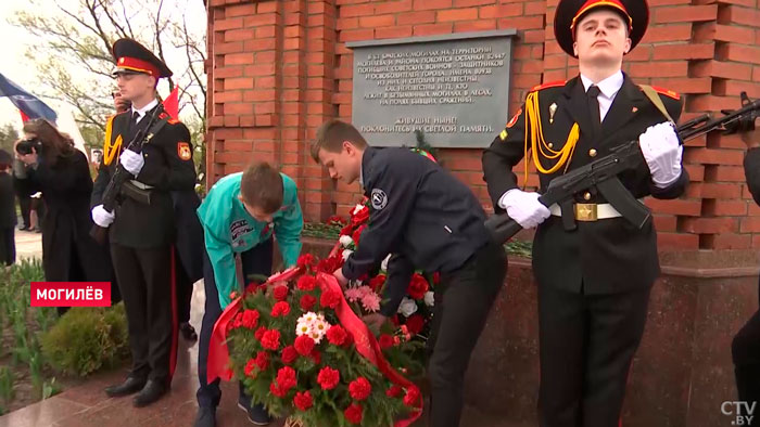 Возложили цветы к красной каплице. 14 мая на Буйничском поле торжественно открылся трудовой семестр-10