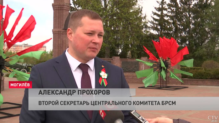 Возложили цветы к красной каплице. 14 мая на Буйничском поле торжественно открылся трудовой семестр-13 Возложили цветы к красной каплице. 14 мая на Буйничском поле торжественно открылся трудовой семестр-13
