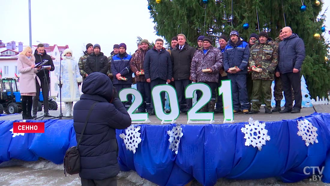 «Чтобы нам быстрее обрабатывать». 17 новых тракторов МТЗ готовят к работе в Сенненском районе-10