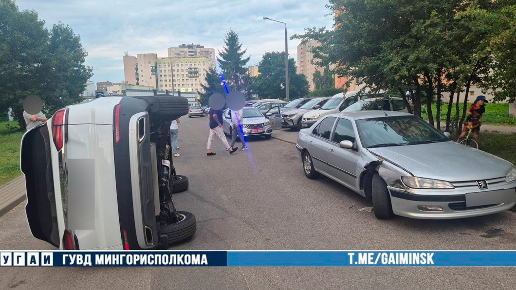 ДТП на ул. Космонавтов: автомобиль опрокинулся после наезда на припаркованную машину-0