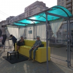 Фотофакт: в Минске на остановке общественного транспорта установили диван желтого цвета