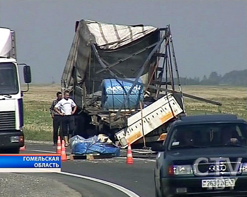 В Гомельском районе столкнулись две фуры, один водитель погиб-9