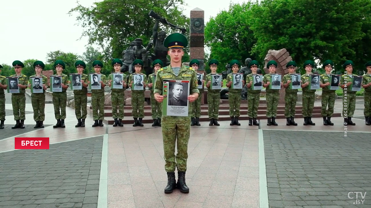 В руках – портреты погибших в первых боях. Как прошла акция «Боевой расчёт» в Бресте?-4