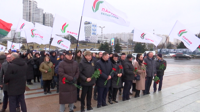 В Минске прошла торжественная церемония возложения цветов к стеле «Минск – город-герой»