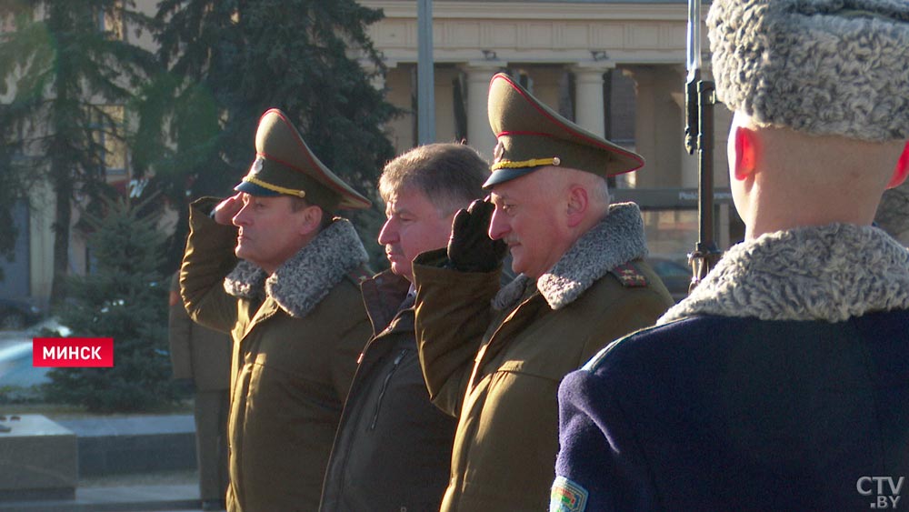 К монументу Победы возложили цветы сотрудники госсекретариата, Министерства обороны и молодёжь-7