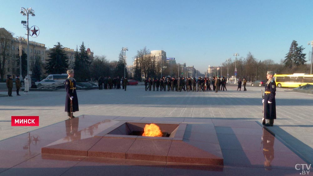 К монументу Победы возложили цветы сотрудники госсекретариата, Министерства обороны и молодёжь-1