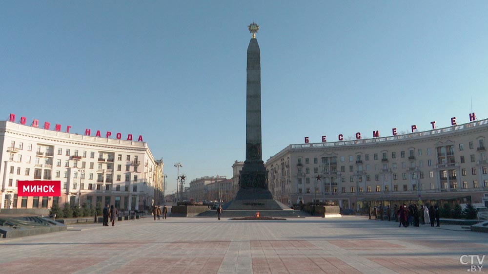 К монументу Победы возложили цветы сотрудники госсекретариата, Министерства обороны и молодёжь-4