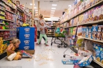 Истерики в супермаркетах, еда на полу и собаки в кровати: фотограф снимает бытовые сцены из жизни семей с маленькими детьми