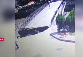 В Турции обрушился пешеходный мост: пострадали два человека