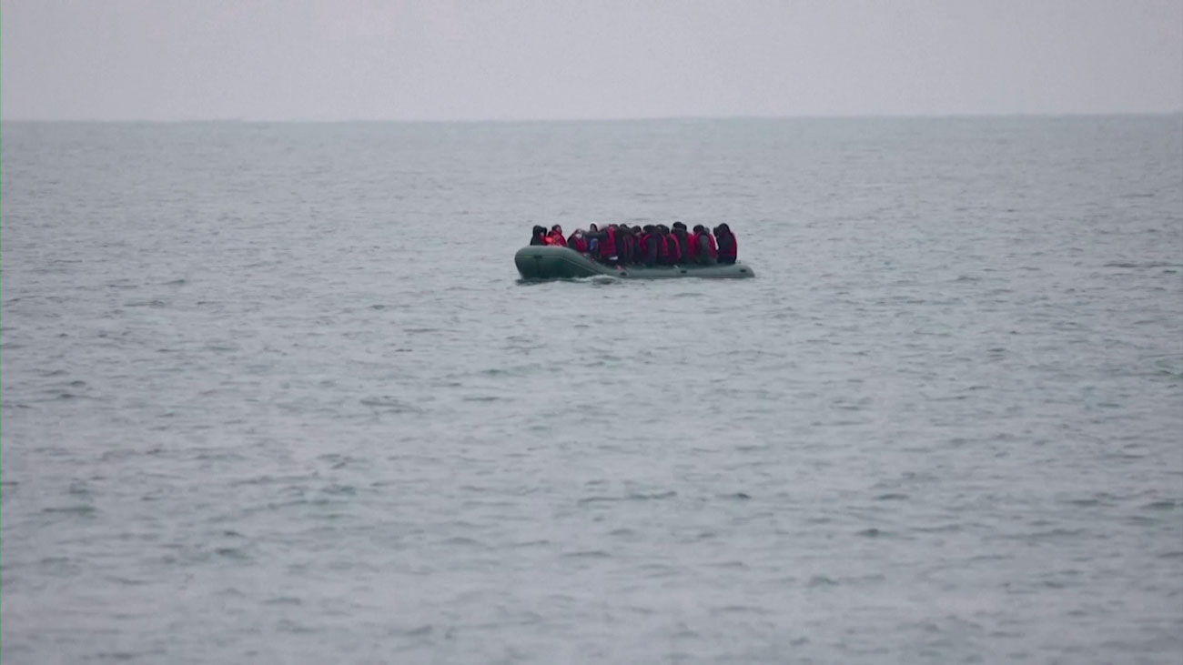 27 мигрантов погибли при попытке пересечь Ла-Манш-1