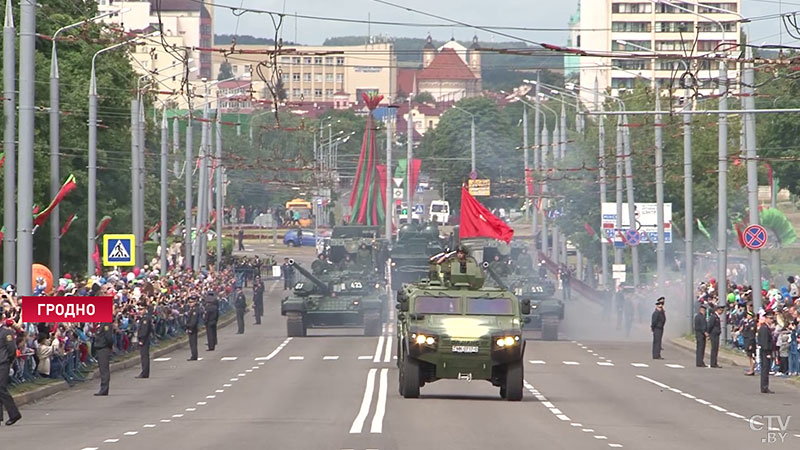 Торжественный митинг, парад военной техники и «Вальс Победы»: как в Гродно празднуют День Независимости-3