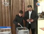 Виктор и Дмитрий Лукашенко прибыли на участки для голосования с семьями 