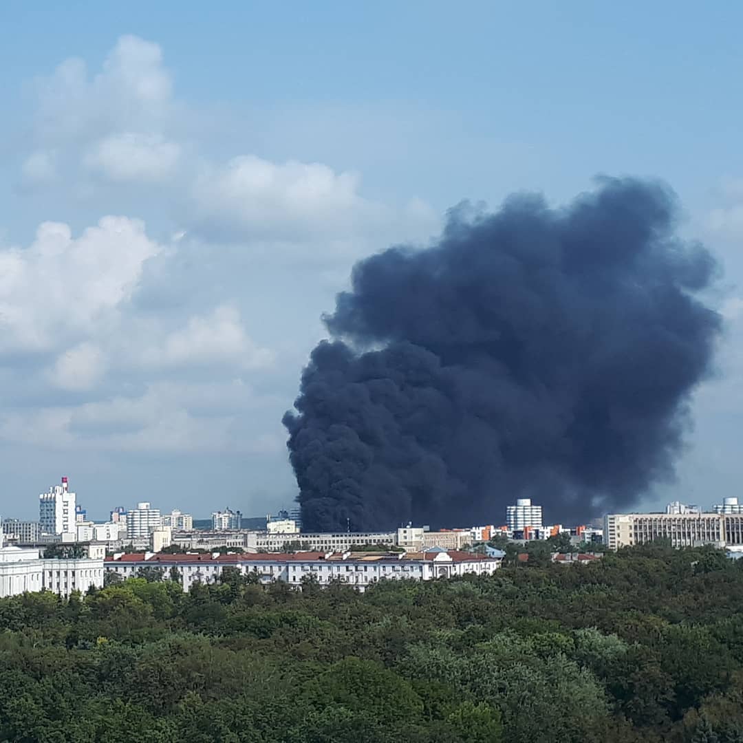 В центре Минска горел мебельный центр: фото очевидцев-9