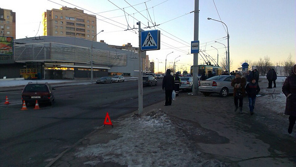На Есенина в Минске автомобиль вылетел на тротуар и сбил трех человек На Есенина в Минске автомобиль вылетел на тротуар и сбил трех человек