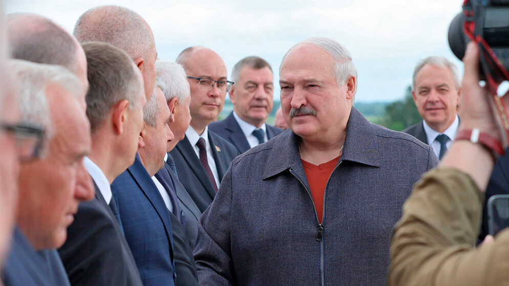 Лукашенко объяснил, почему корова должна стоять во «дворце»-0