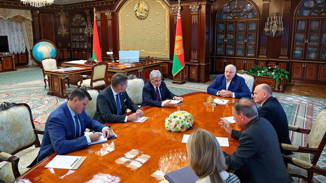 «Это особый знак дружбы». Лукашенко получил письмо от Трампа-0