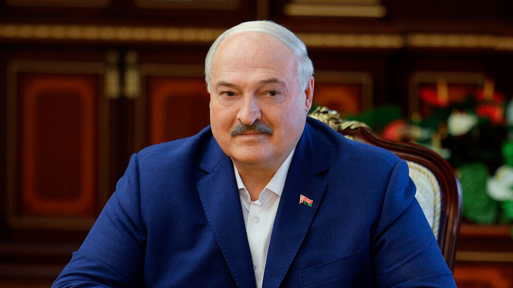 Трамп передал в подарок Лукашенко запонки, на которых изображен Белый дом