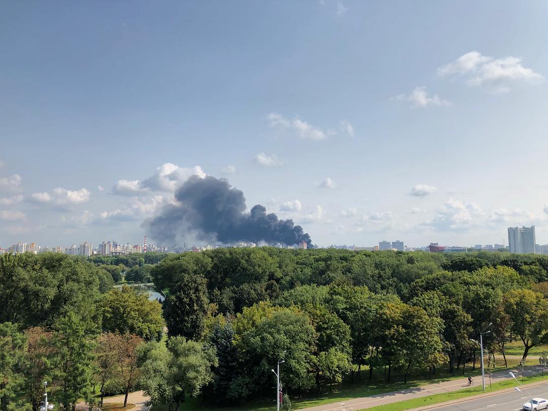 В центре Минска горел мебельный центр: фото очевидцев-13