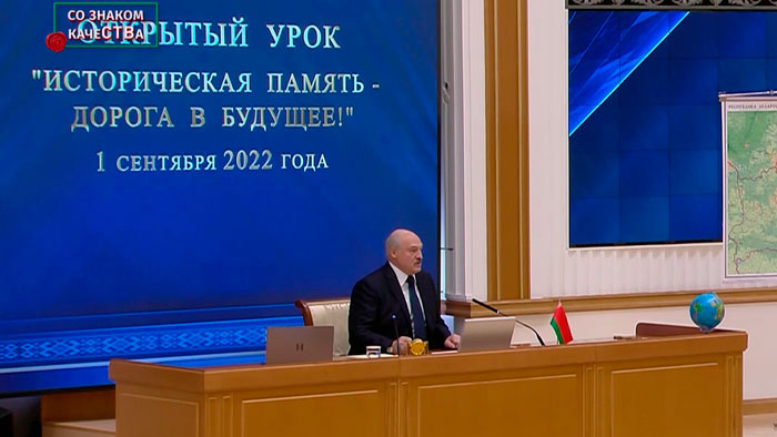 Александр Лукашенко показал первый ноутбук, сделанный в Беларуси. Архивные кадры