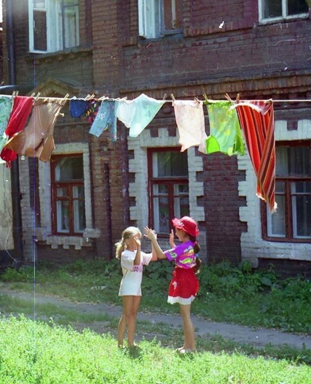 Джинсы и яркий макияж. Девять фото из 90-ых, которые вызовут ностальгию -11