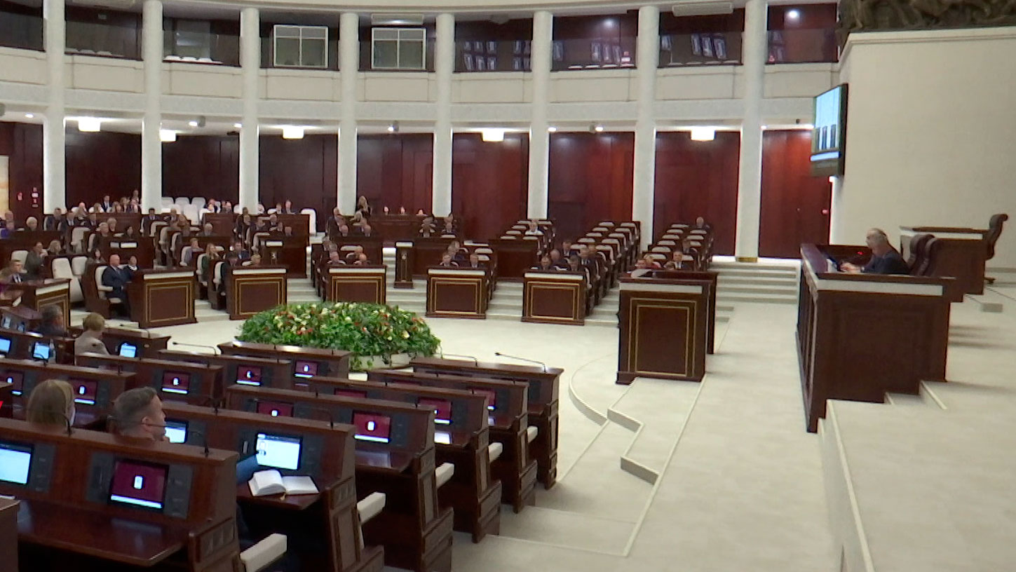 Развитие промышленного комплекса Беларуси обсудили на заседании палат Национального собрания