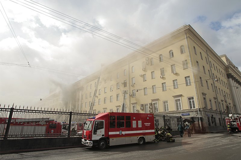 Фотофакт: в центре Москвы горит здание Минобороны-1