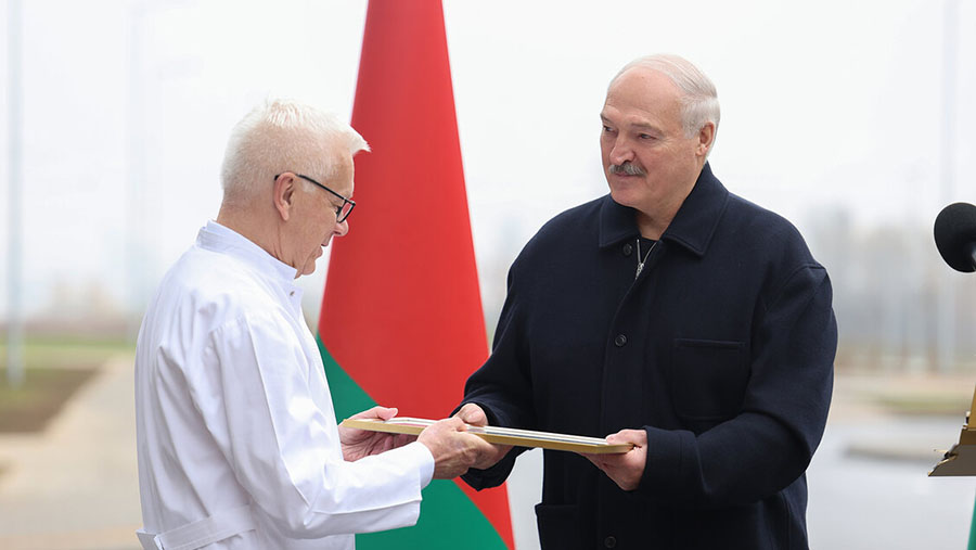 Лукашенко подарил новой инфекционной больницей в Минске аппарат ИВЛ