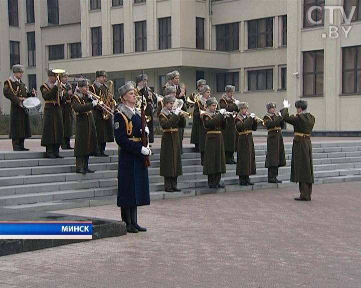 7 ноября в Минске на площади Независимости возложили цветы к памятнику Ленина 