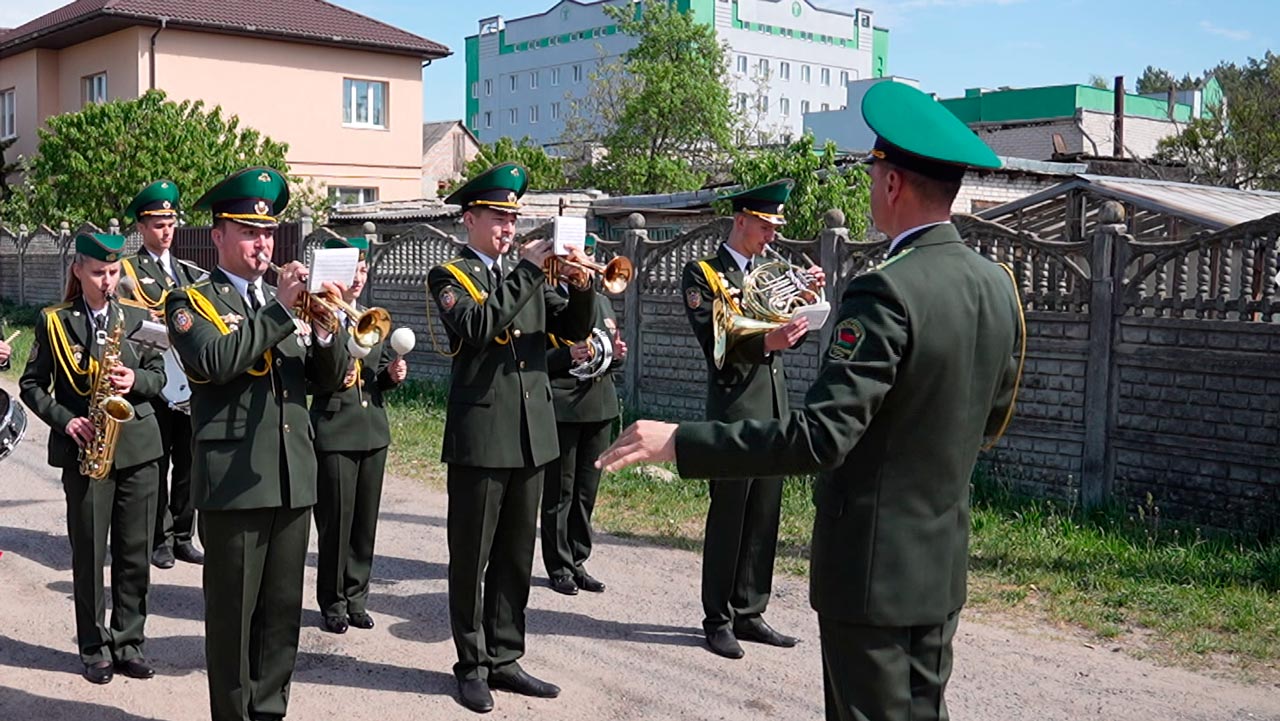 Праздник с доставкой на дом! В преддверии Дня Победы для ветеранов проводят персональные парады