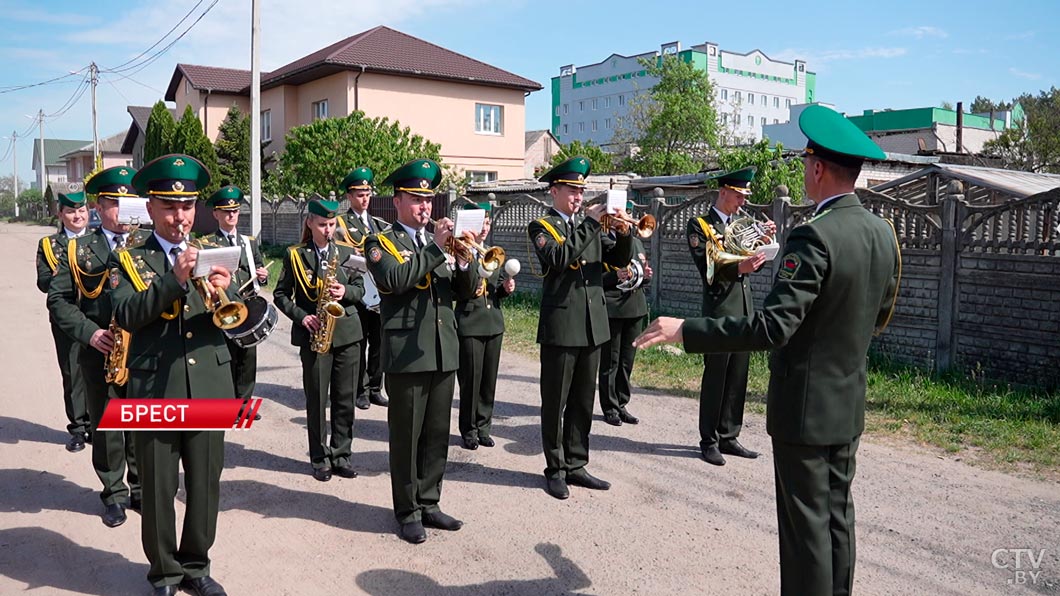 Праздник с доставкой на дом! В преддверии Дня Победы для ветеранов проводят персональные парады-2
