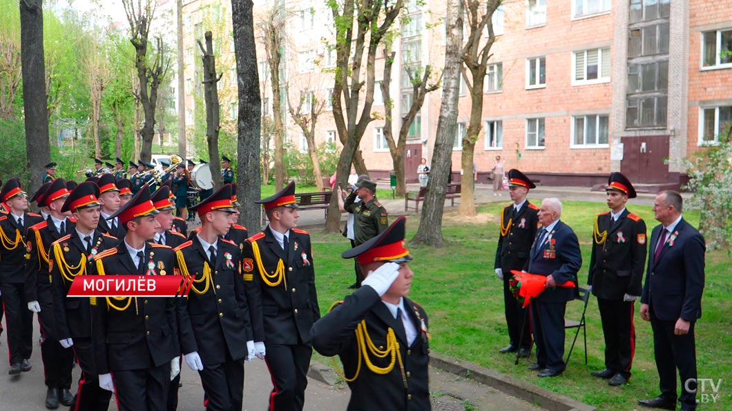 Праздник с доставкой на дом! В преддверии Дня Победы для ветеранов проводят персональные парады-8