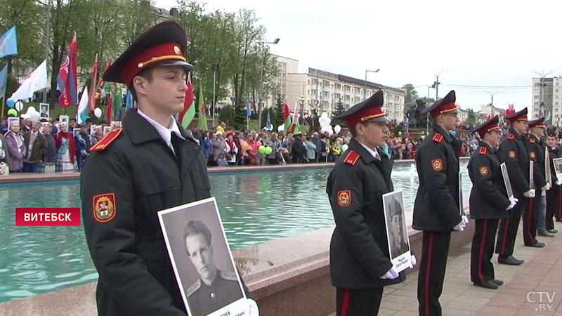 Праздничный митинг, ожившие статуи и тёплое общение с ветеранами. Как празднуют 9 Мая в Витебске-10