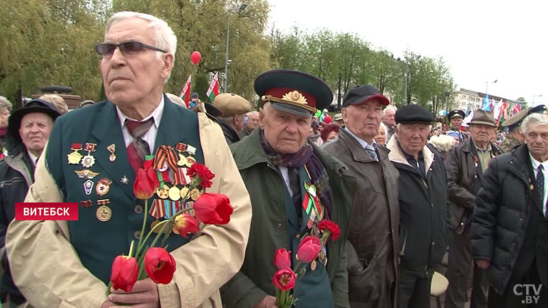 Праздничный митинг, ожившие статуи и тёплое общение с ветеранами. Как празднуют 9 Мая в Витебске-17