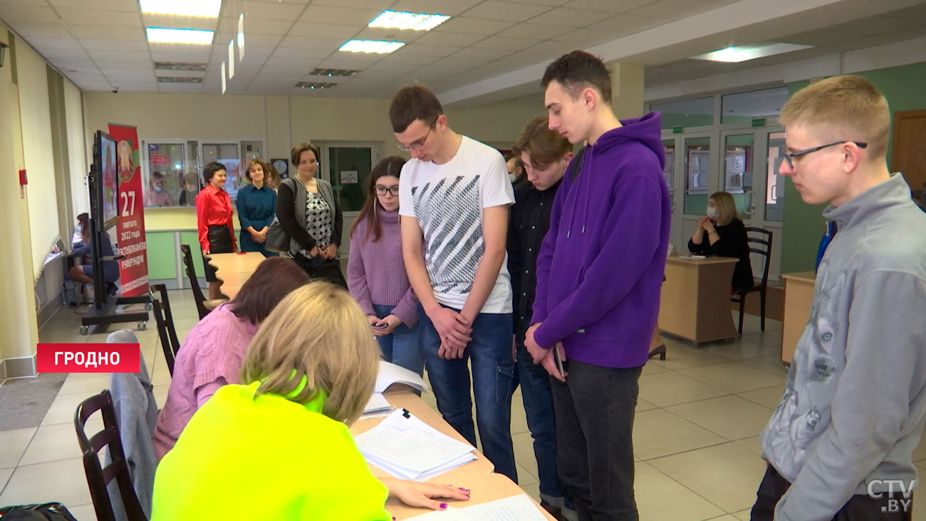Подарки всем мужчинам, чай и свежая выпечка. Смотрите, как атмосферно прошло голосование на участке в Гродно-1
