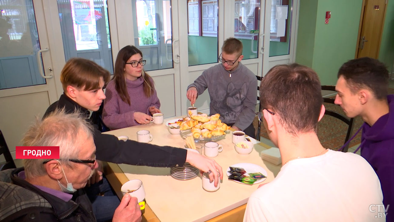 Подарки всем мужчинам, чай и свежая выпечка. Смотрите, как атмосферно прошло голосование на участке в Гродно-7