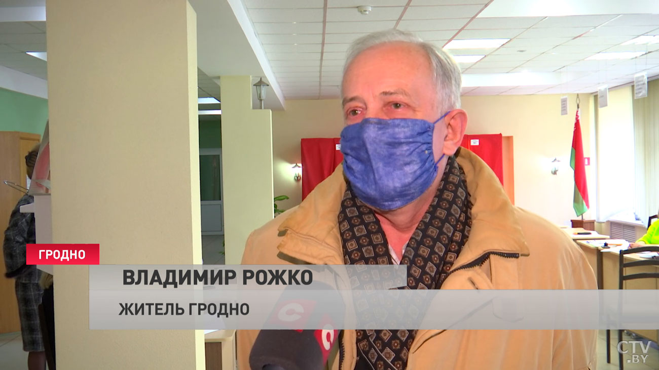 Подарки всем мужчинам, чай и свежая выпечка. Смотрите, как атмосферно прошло голосование на участке в Гродно-10