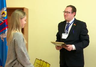 «Вручили мне открытку и шоколад». Как проходит досрочное голосование на избирательных участках в Минске?