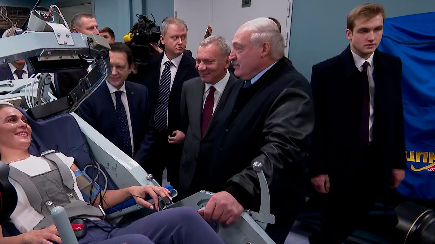 «Жива, здорова! Молодец!» О чём Лукашенко говорил с претенденткой в космонавты от Беларуси?
