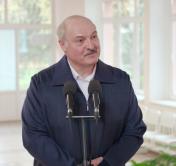 «И вправо, и в ногу, и куда угодно уколемся». Лукашенко готов привиться белорусской вакциной