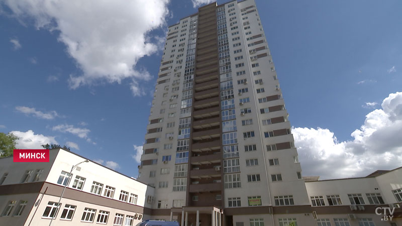 В Минске мужчина выбросил из окна собаку, дочь, а затем выпрыгнул сам-1