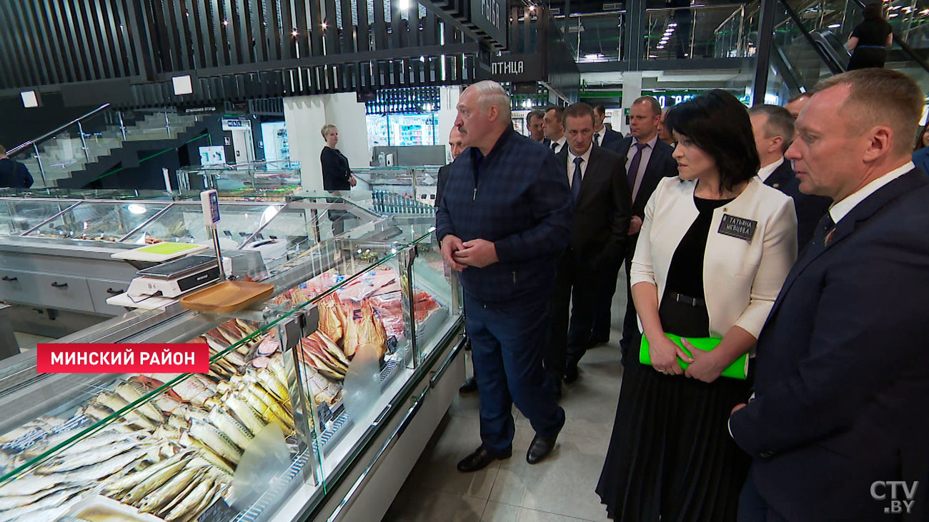 Продегустировал продукты и сделал покупки. О чём говорил Президент с продавцами фермерского рынка под Минском?-4