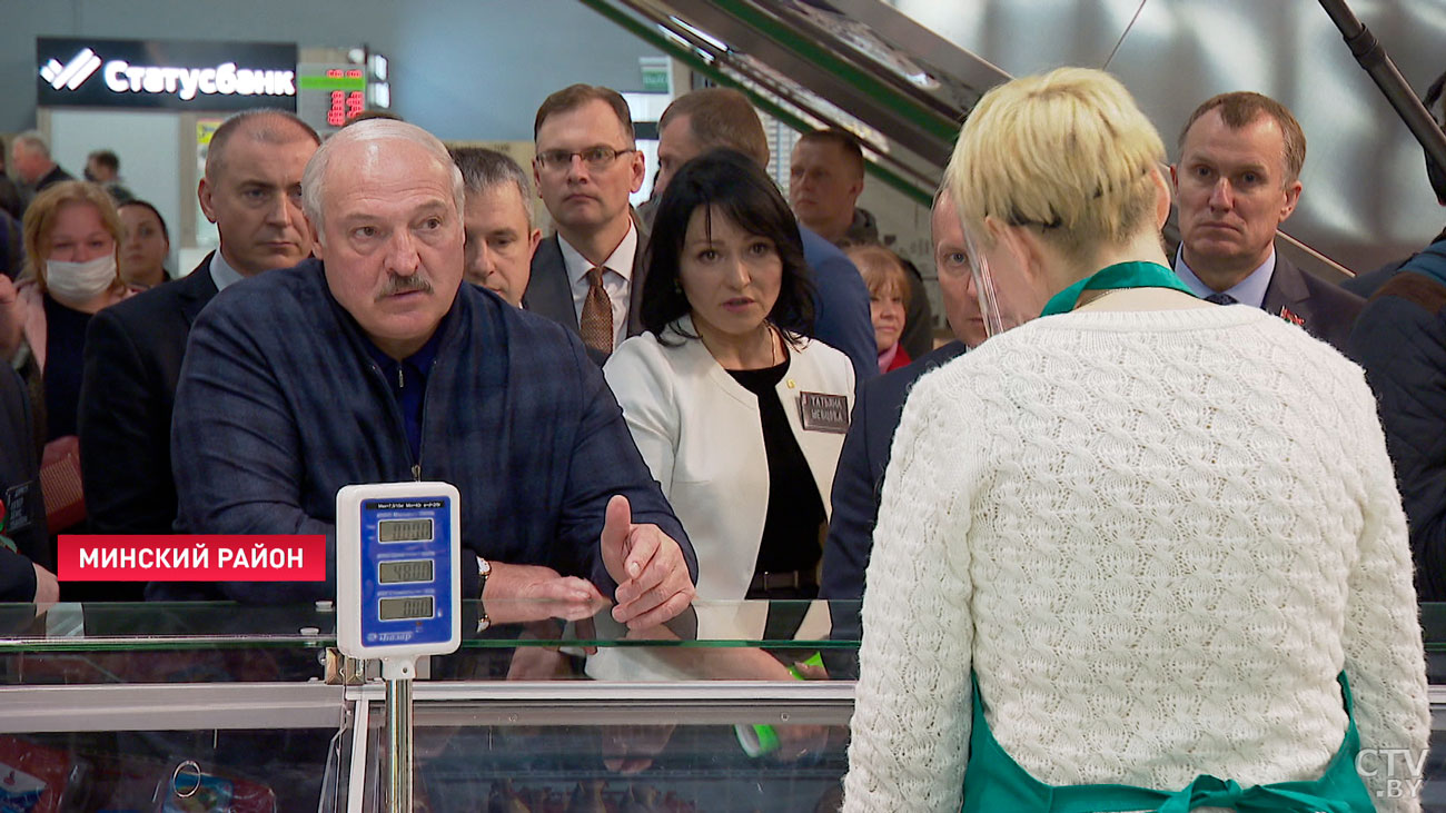 Продегустировал продукты и сделал покупки. О чём говорил Президент с продавцами фермерского рынка под Минском?-10
