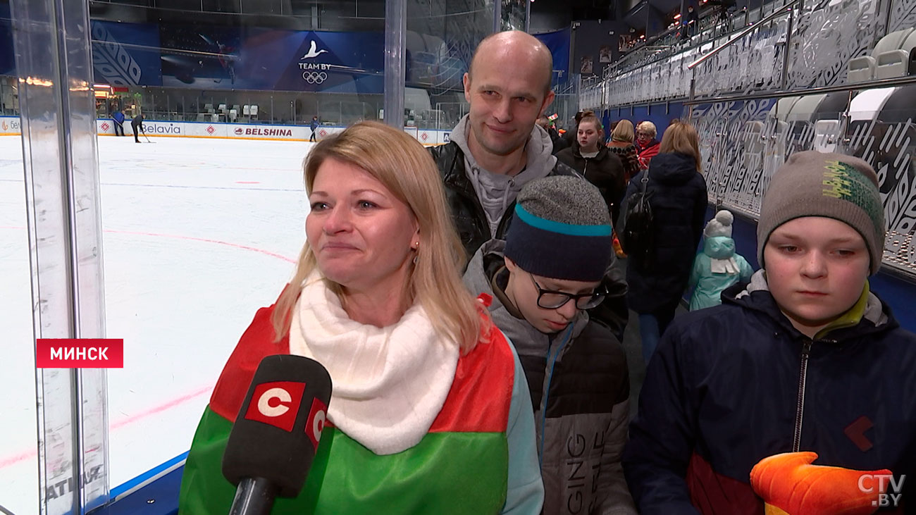 «У нас всегда позитив, всегда огонь, добро». Почему белорусы решили провести субботу на турнире по хоккею?-4