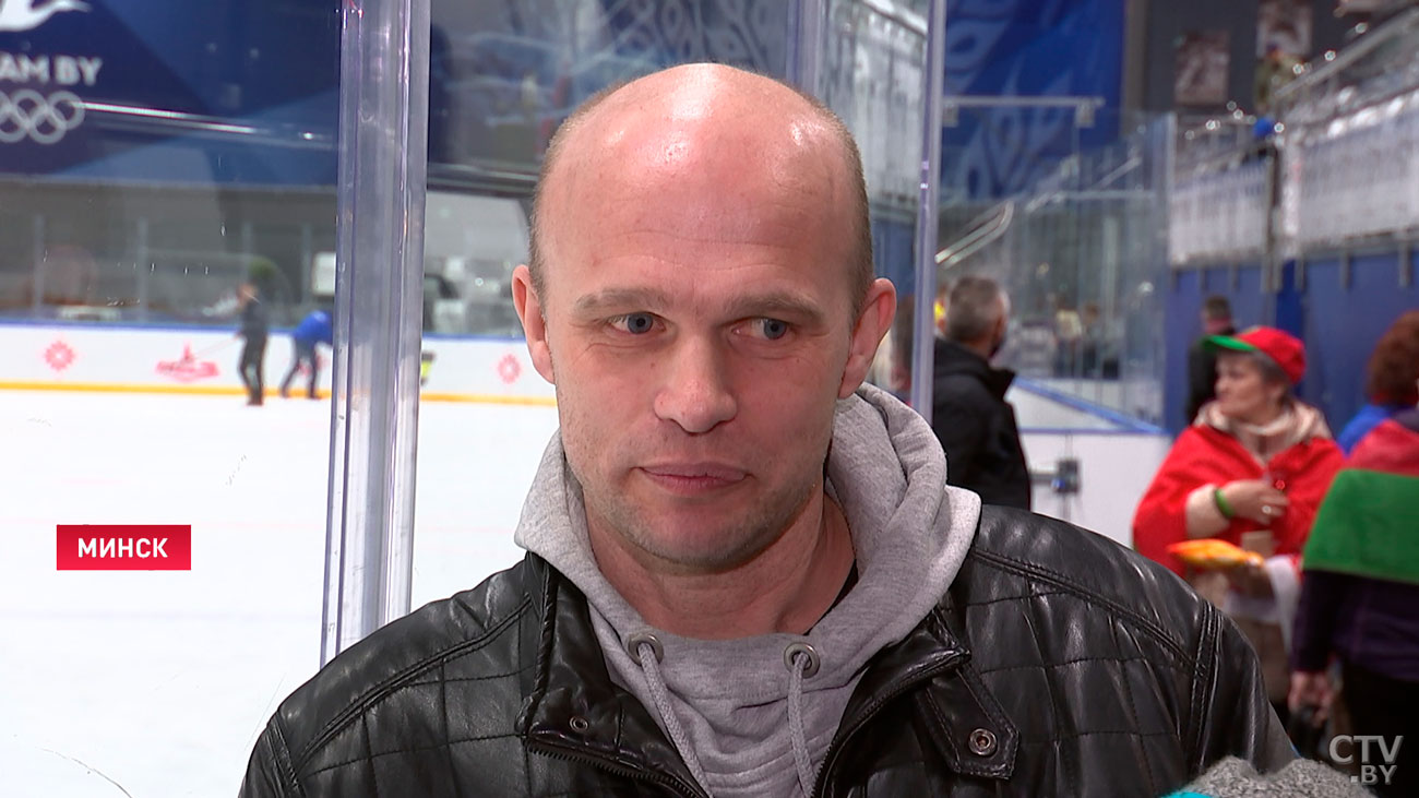 «У нас всегда позитив, всегда огонь, добро». Почему белорусы решили провести субботу на турнире по хоккею?-7