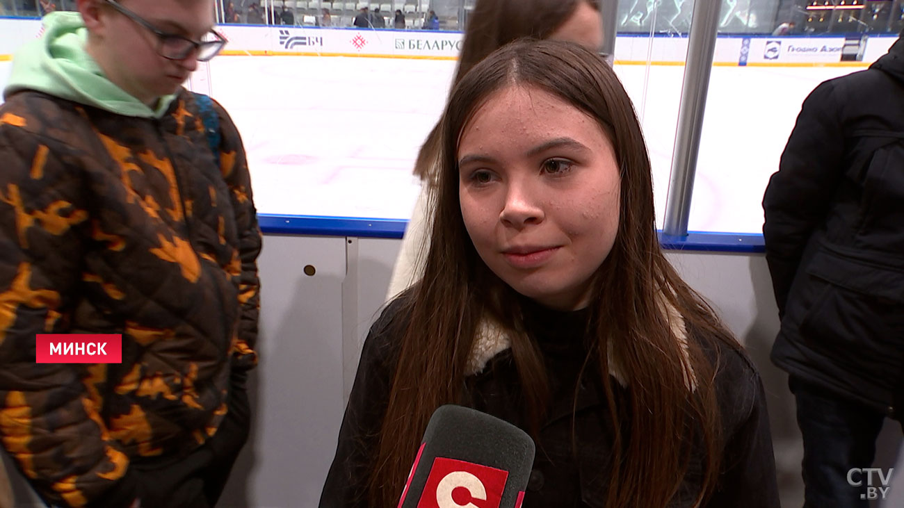 «У нас всегда позитив, всегда огонь, добро». Почему белорусы решили провести субботу на турнире по хоккею?-10