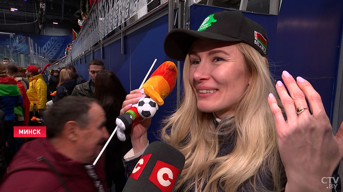 «У нас всегда позитив, всегда огонь, добро». Почему белорусы решили провести субботу на турнире по хоккею?-16