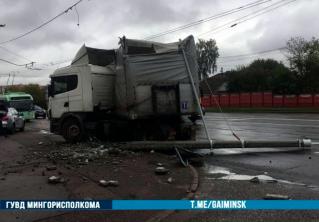 В Минске фура снесла столб, было приостановлено движение транспорта
