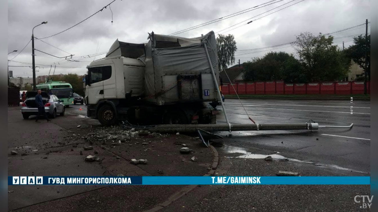 В Минске фура снесла столб, было приостановлено движение транспорта-1