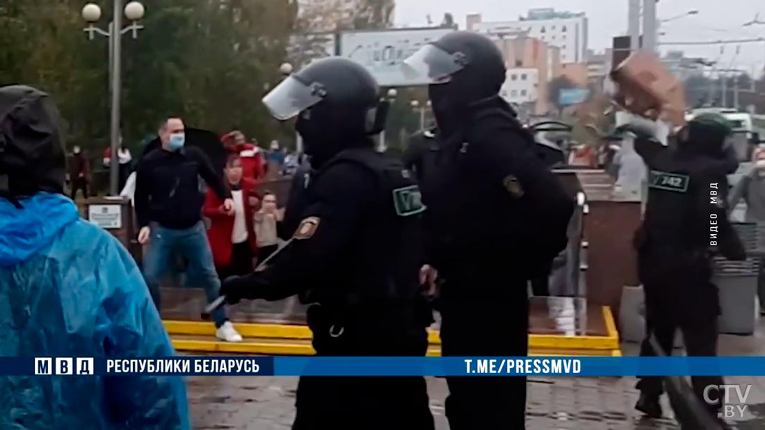 Разбил стекло служебного автомобиля и набросился на правоохранителей. В Минске задержан участник воскресной акции-4