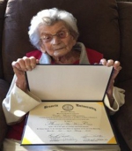 Женщина в возрасте 102 лет получила степень магистра искусств 